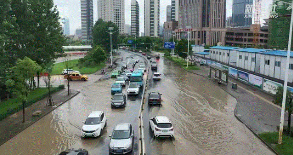 ▲受暴雨影響，江西省南昌市區(qū)多處出現(xiàn)內(nèi)澇，道路被淹。圖片來源：新華網(wǎng)客戶端